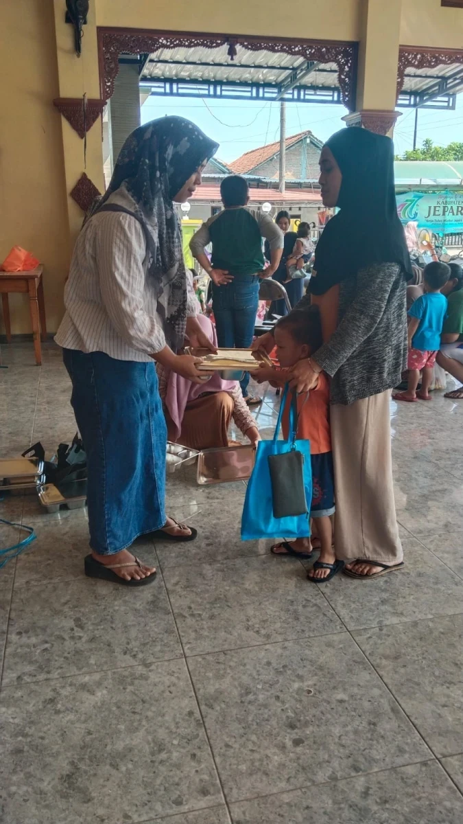 Pendidtribuan MBG 3B oleh kader pkk