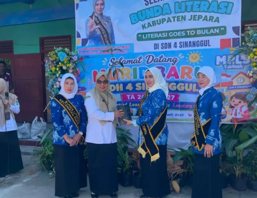 Penyerahan Bibit Tanaman sebagai Wujud Kepedulian terhadap Lingkungan Sekolah