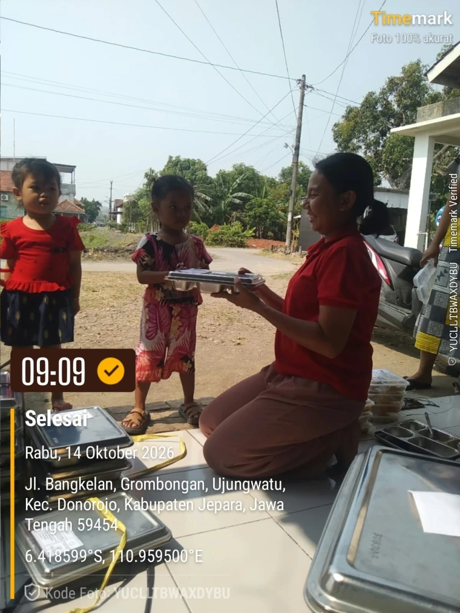 PENDISTRIBUSIAN MAKAN BERGIZI GRATIS DI RW 06 POS 03 GROBOGAN