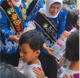 Penyerahan Bantuan Alat Tulis dan Perlengkapan Menggambar bagi Peserta Didik