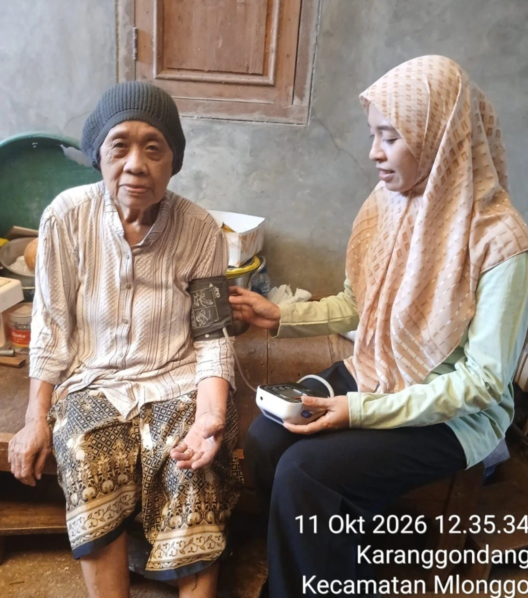 Perhatian Nyata bagi Lansia: Kegiatan Kunjungan Rumah di RT 01 RW 03 Karanggondang