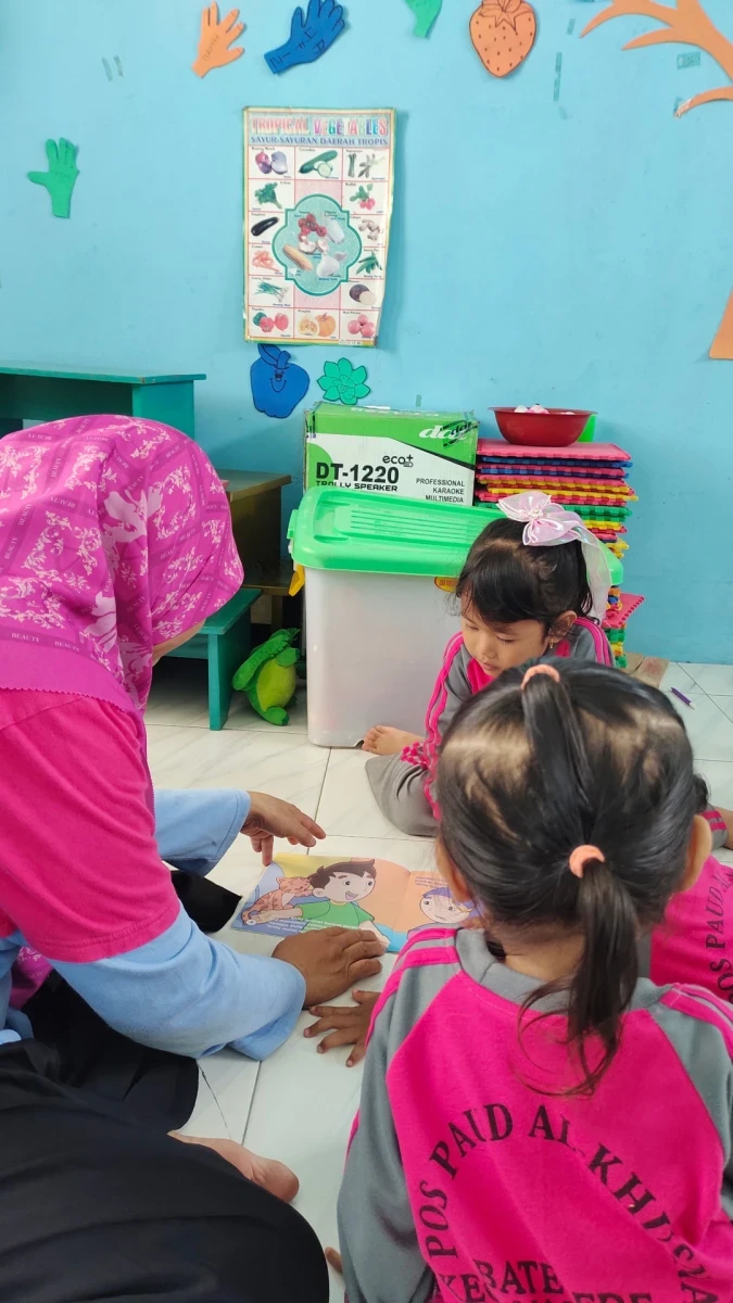 Membaca buku cerita 