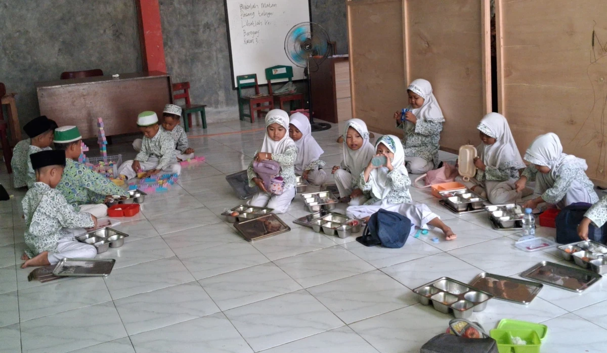 Kegiatan Makan Bergizi Gratis RA Darul Huda 1