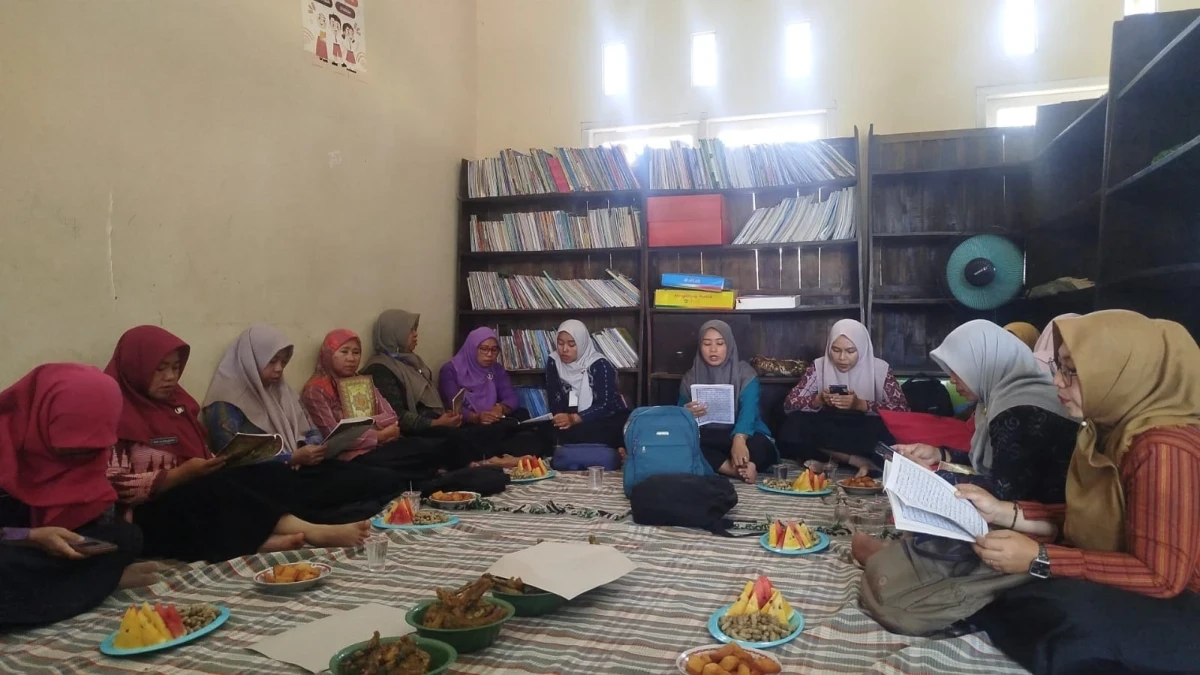 KUNJUNGAN GURU SD SE DESA PLAJAN KE PERPUSTAKAAN EMBUN NUSANTARA