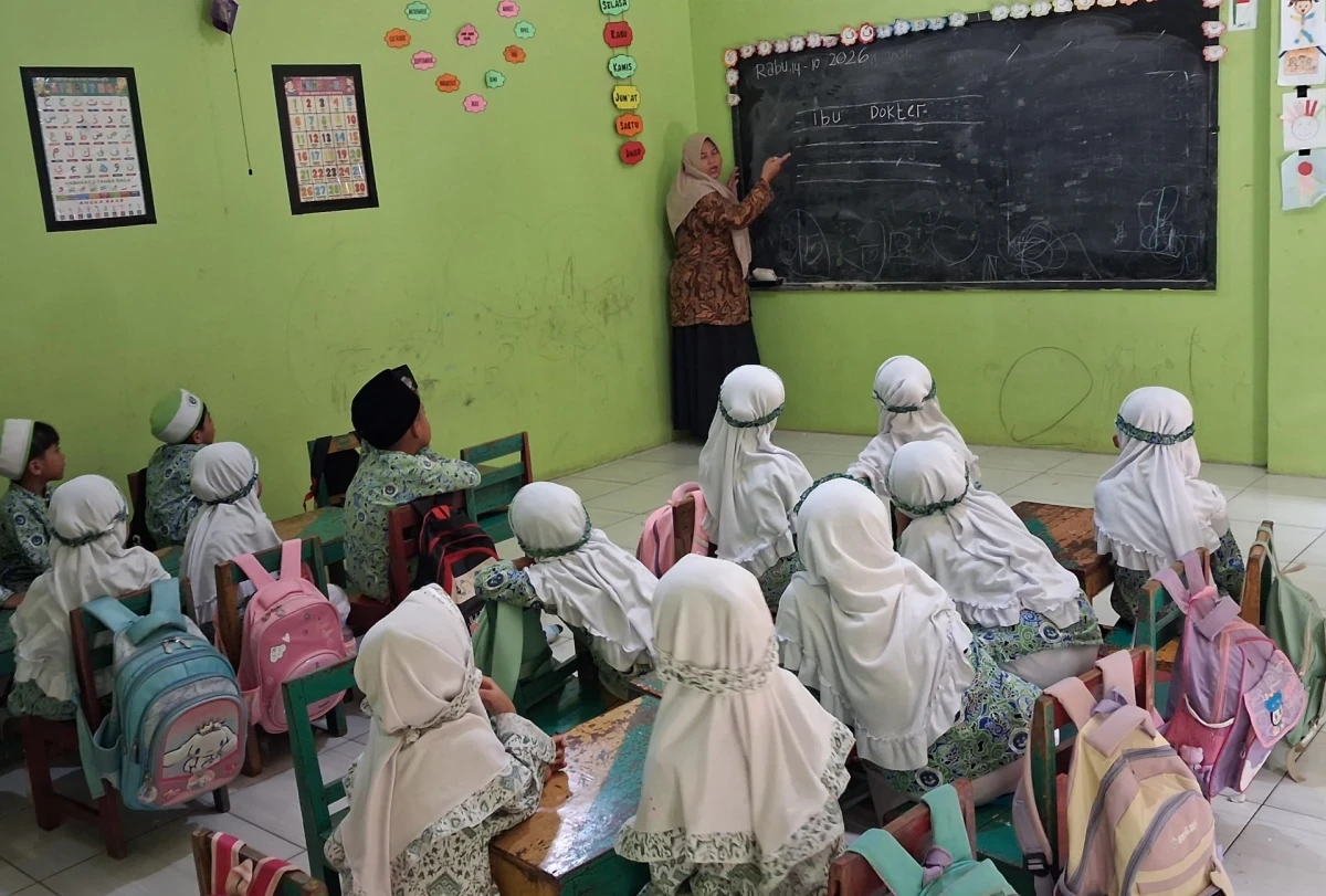 Belajar Menulis Kata "Ibu Dokter": Kegiatan Menyenangkan Kelas A2 RA Darul Huda 1 Karanggondang