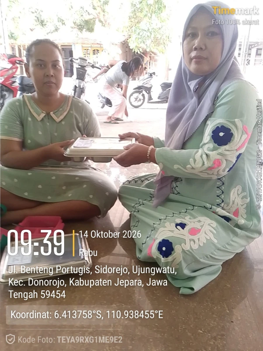 TP.PKK POKJA DESA MENDAMPINGI PENDISTRIBUSIAN MBG DI POS 02 RW 02 SIDOREJO