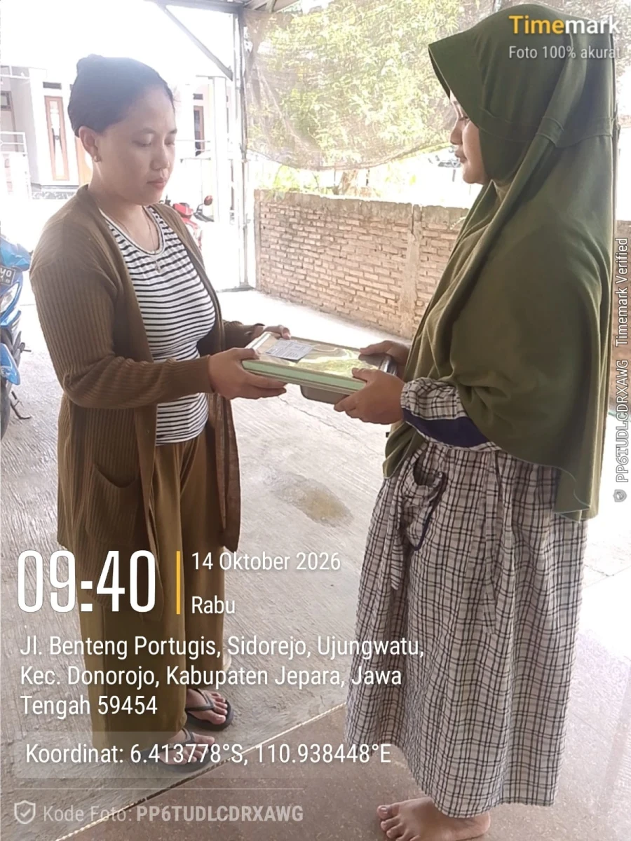TP.PKK DESA DAMPINGI PENDISTRIBUSIAN MBG DI POS 05 RW 02 SIDOREJO