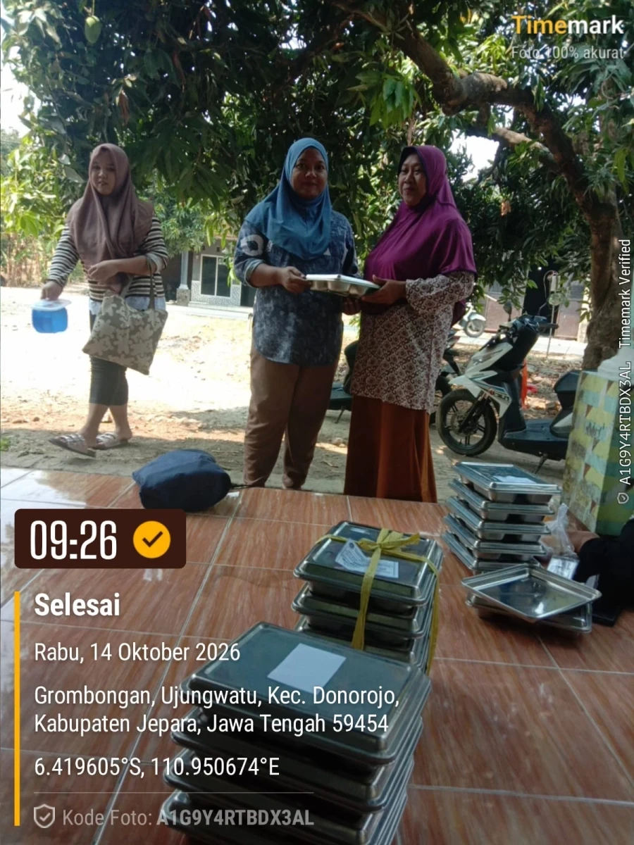 TP.PKK DESA DAMPINGI PENDISTRIBUSIAN MAKAN BERGIZI GRATIS DI RW 03 POS 03 GROBOGAN