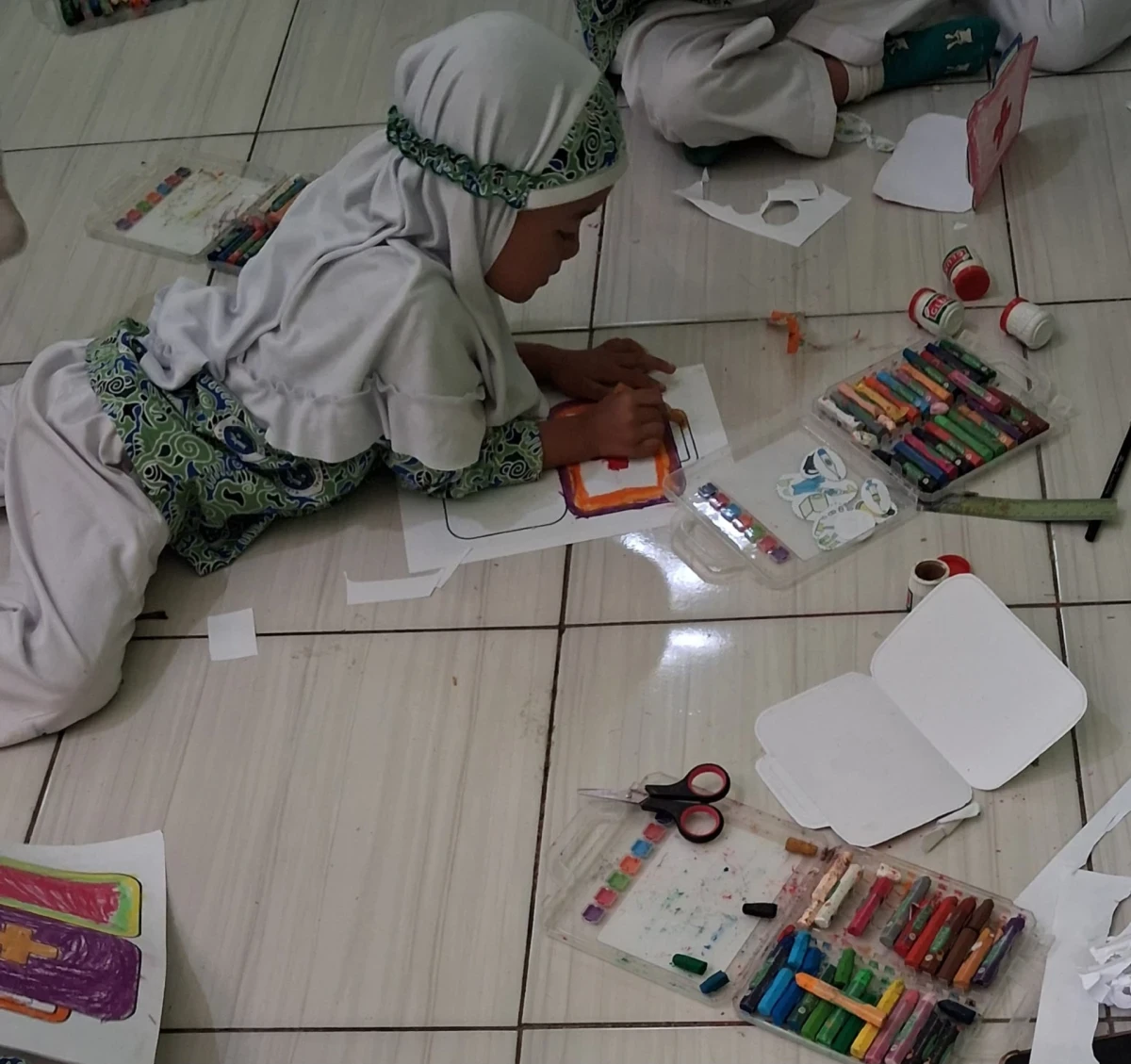 Melatih Motorik Halus dan Kreativitas: Kegiatan Mewarnai Tas P3K Kelas B1 RA Darul Huda 1