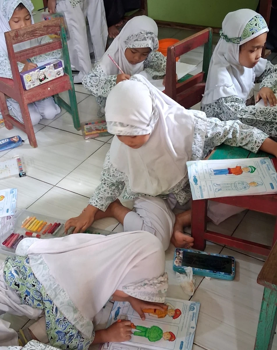 Mengenal Pahlawan Negeri: Serunya Kelas B2 RA Darul Huda 1 Mewarnai Profesi Polisi dan TNI