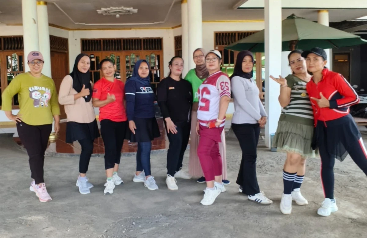 Menjaga Kebugaran dan Kebersamaan: Semangat Ibu-Ibu PKK RT 05 RW 05 Desa Karanggondang dalam Senam Bersama