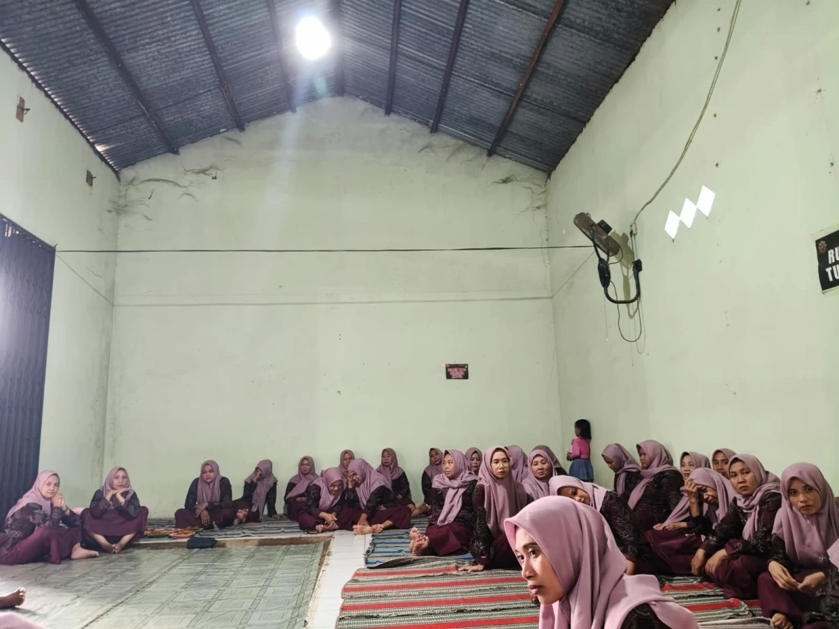 kegiatan rutinan bulanan pkk rt 5 rw 1 dukuh Randusari dengan isian cara membuat pisang krispi