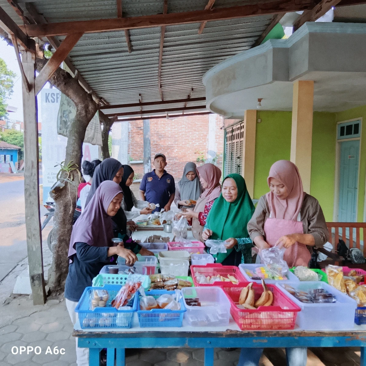 MEMBERI DUKUNGAN UMKM DEMANG JAYA DESA DEMANGAN 