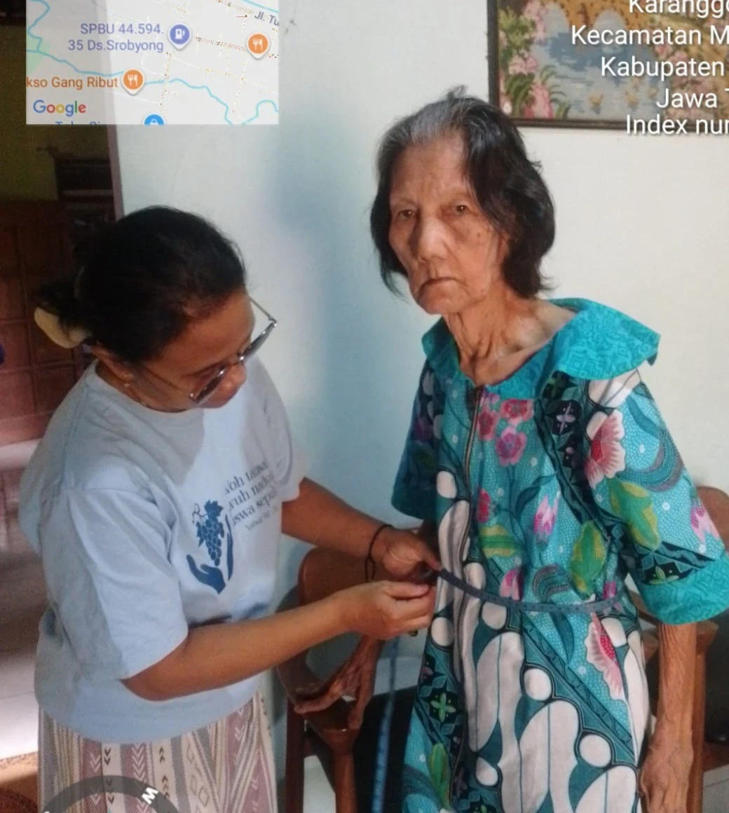Menjangkau dengan Hati: Kunjungan Kader Posyandu Lansia di RT 02 RW 03 Desa Karanggondang