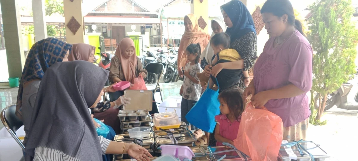 Pendidtribuan MBG 3B oleh kader pkk