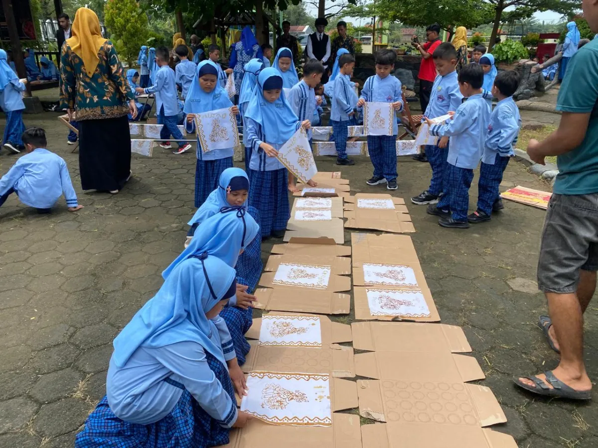 Menanamkan Cinta Budaya melalui Edukasi Membatik di Desa Tegalsambi