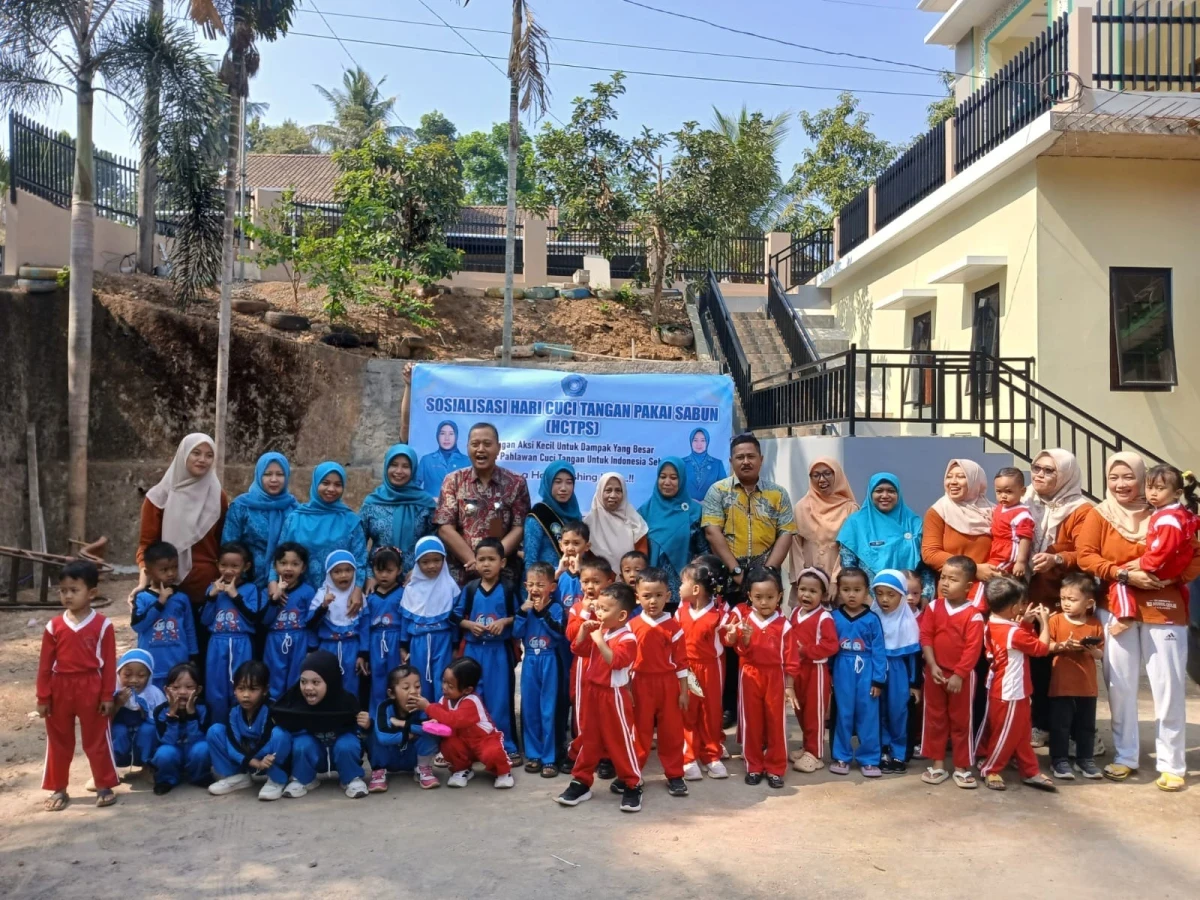HARI CUCI TANGAN PAKAI SABUN SEDUNIA (HCTPS) DI KB NURUL QOLBI BERSAMA TP PKK KECAMATAN PAKIS AJI