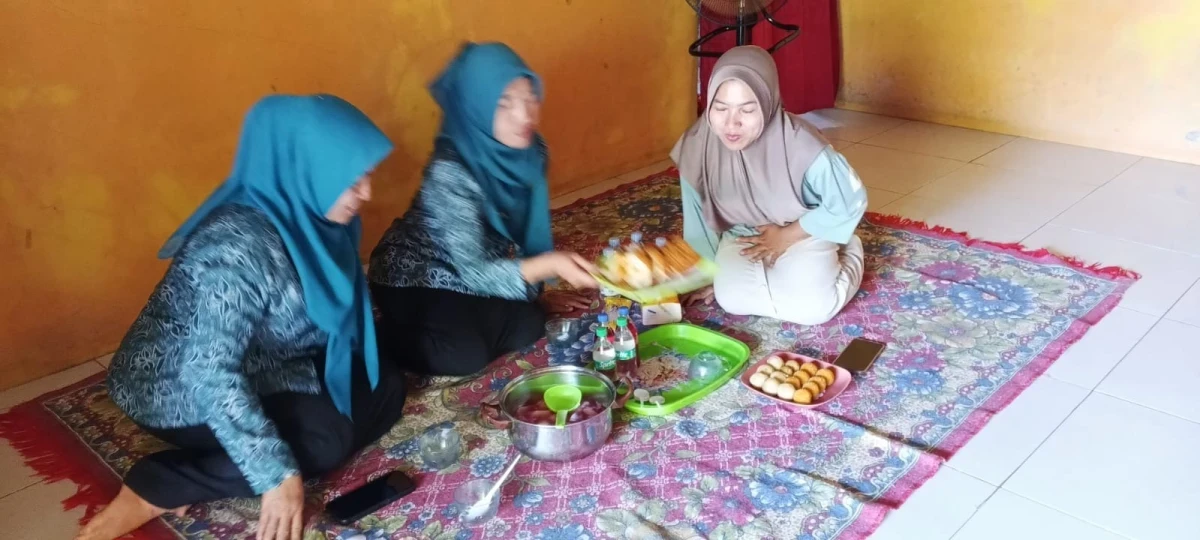  KETUA TP PKK KECAMATAN PAKIS AJI MENINJAU PERSIAPAN PESERTA LOMBA MASAK IKAN UMUM DESA TANJUNG