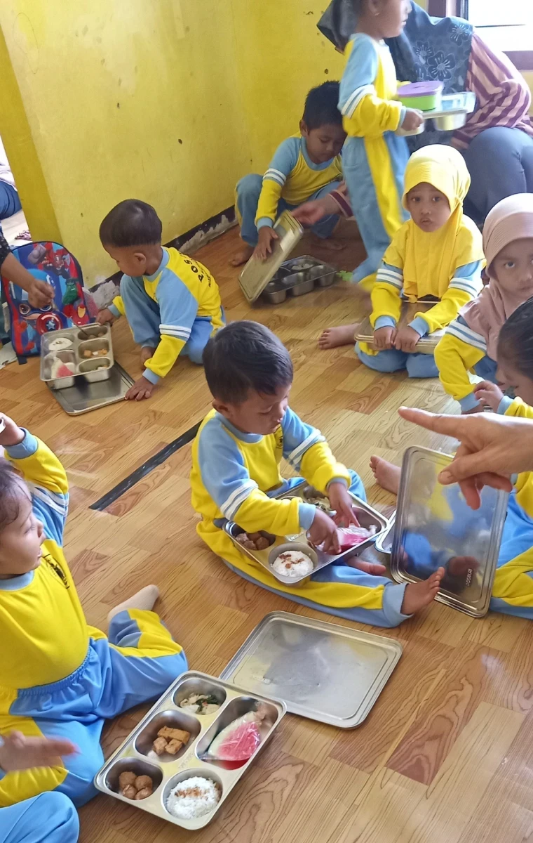 Sajian Lezat dan Bergizi: Program Makan Bergizi Gratis di Pos PAUD Ceria Karanggondang
