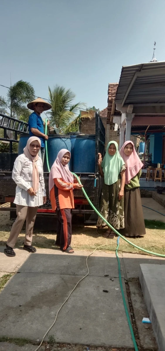 PKK mendampingi pendistribusian bantuan air bersih dari Lazismu Jepara