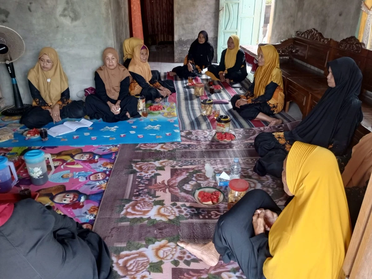 Mengikuti Pengajian Rutin Fatayat dukuh Gendon