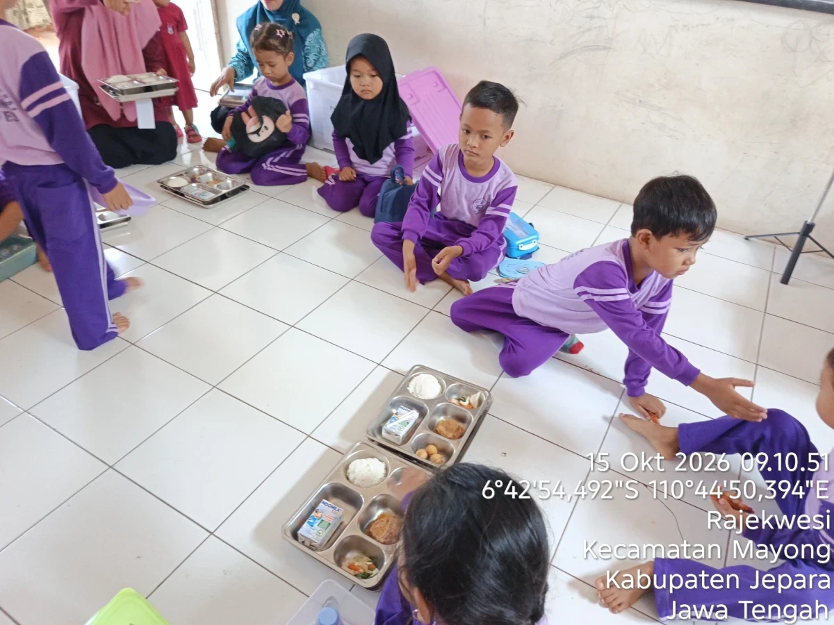 MBG di POS PAUD Miftakhul Huda Rajekwesi 