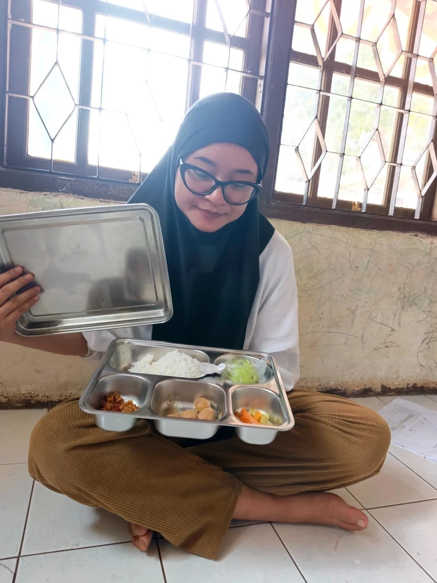 Kegiatan pembagian MBG (makanan bergizi grtais) di desa geneng