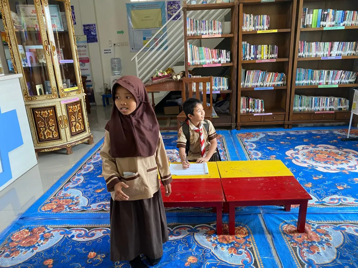 Belajar dan Berliterasi Bersama di Perpustakaan Barokah Ilmu Desa Tegalsambi