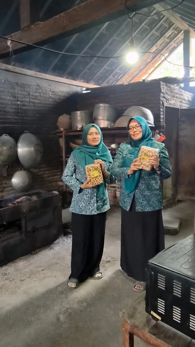Kunjungan Ketua TPPKK Kec Kembang Ke umkm Pembutan larut