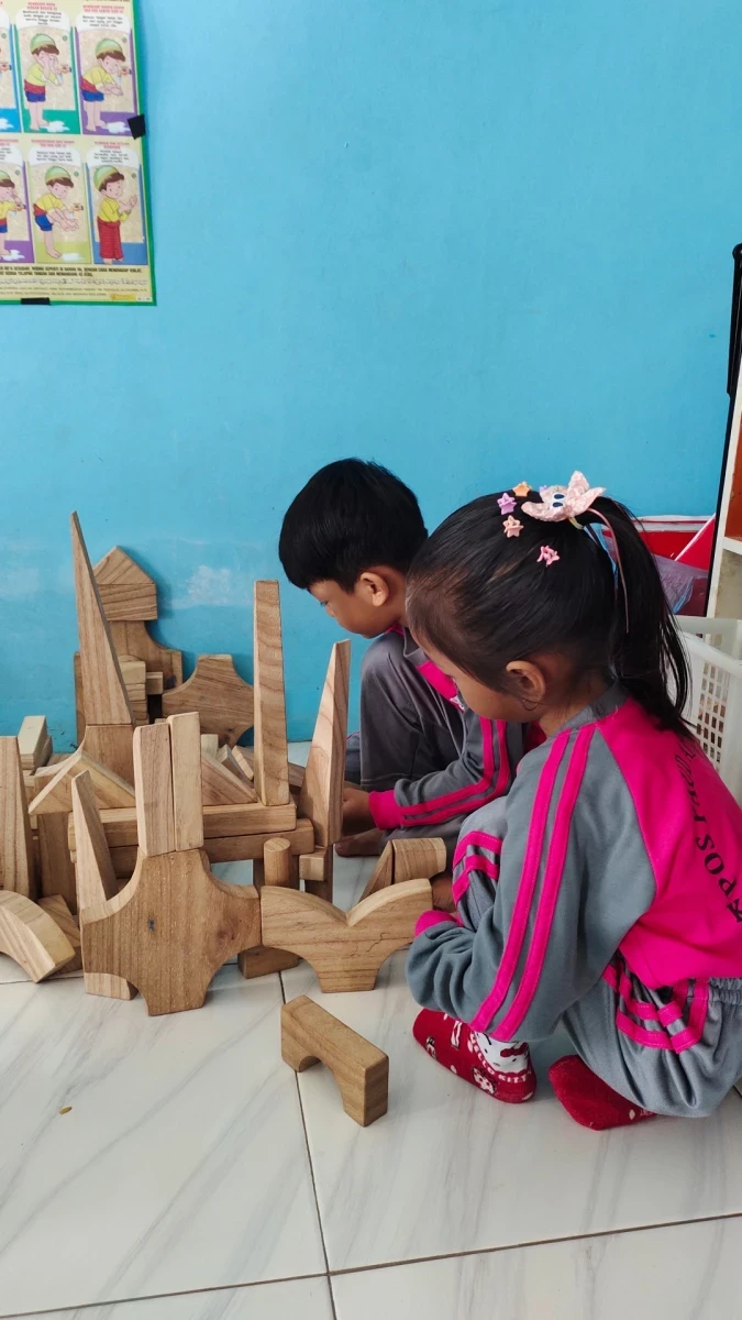 Membuat istana dari balok kayu 