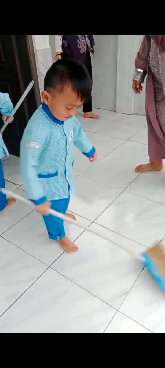 Mengajarkan anak untuk bersih bersih kelas