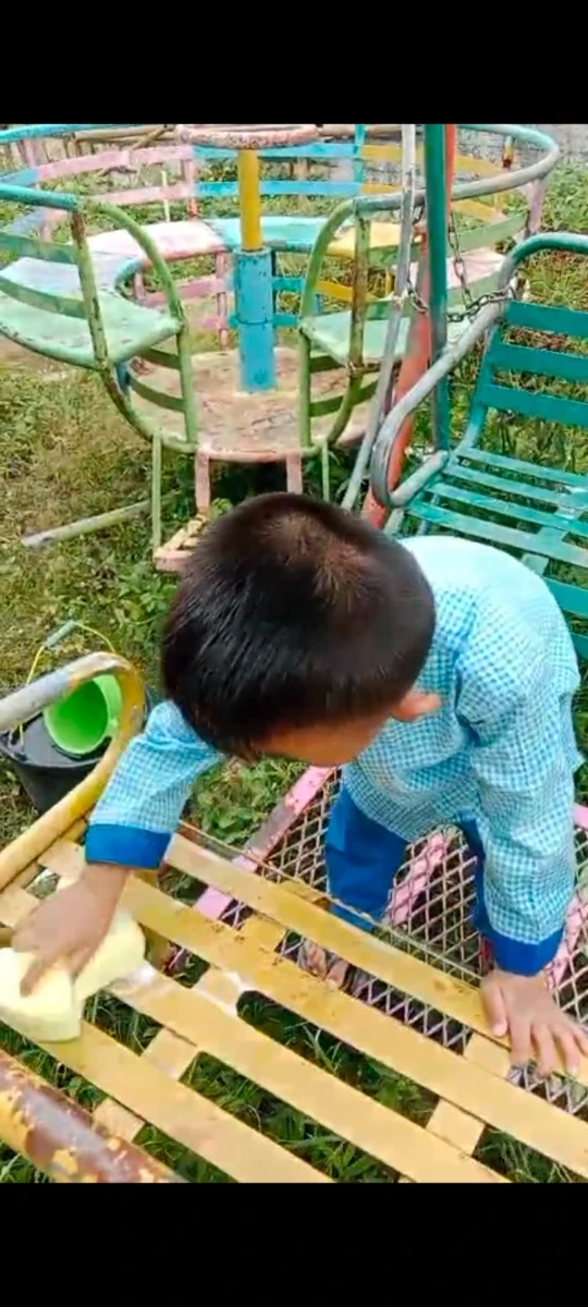 Abak diajak bersih bersih tempat bermain 