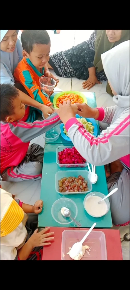 Membuat salad buah 