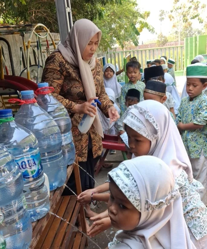 Tangan Bersih, Anak Sehat: Keseruan Praktik CTPS Bersama di RA Darul Huda 1 Karanggondang