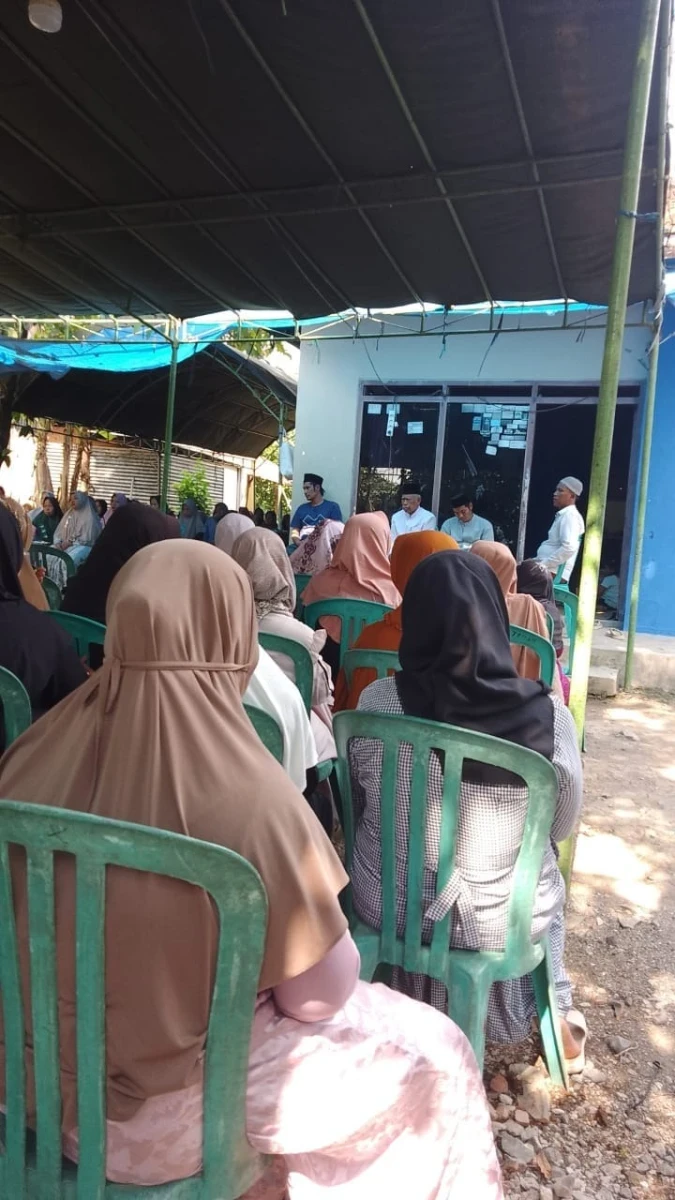 Mengikuti pengajian yasinan di desa 
