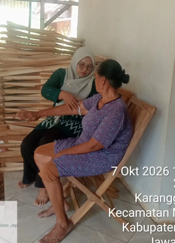 Kader Kesehatan Desa Karanggondang Gelar Kunjungan Rumah Lansia di RT 04 RW 05 untuk Pemantauan Kesehatan Berkala