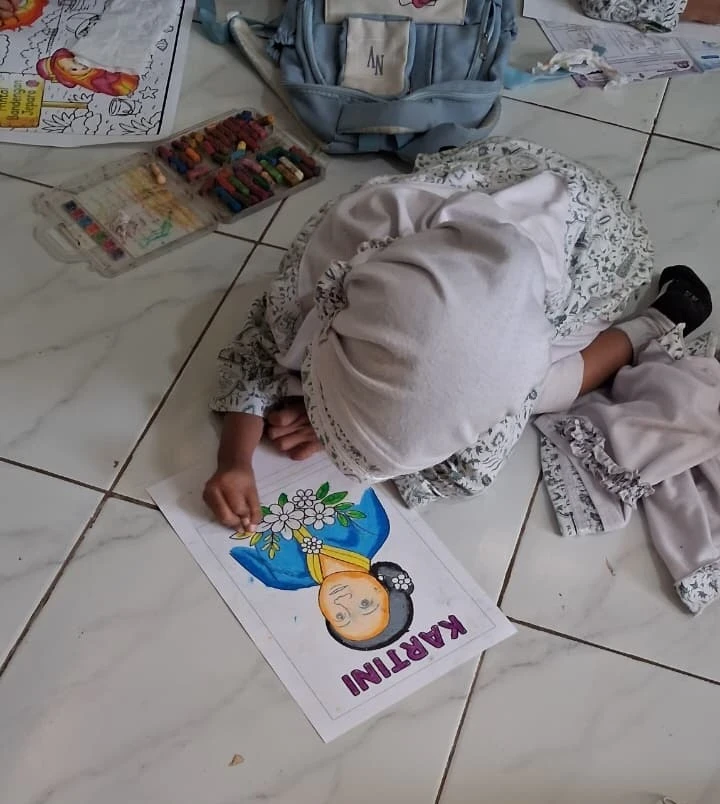Menanamkan Semangat Cinta Tanah Air melalui Kegiatan Mewarnai Pahlawan Nasional R.A. Kartini di RA Darul Huda 1 Kelas B1 Karanggondang