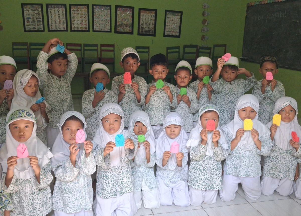Kreativitas Anak melalui Kegiatan Membuat Baju dari Kertas Origami Kelas B1 RA Darul Huda 1 Karanggondang