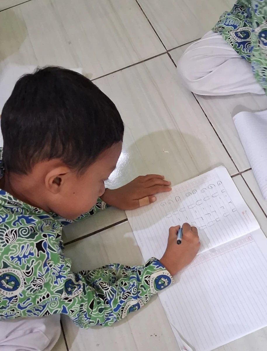 Menumbuhkan Kemampuan Literasi Anak melalui Kegiatan Belajar Menulis Kata “GURU” di Kelas A1 RA Darul Huda 1 Karanggondang