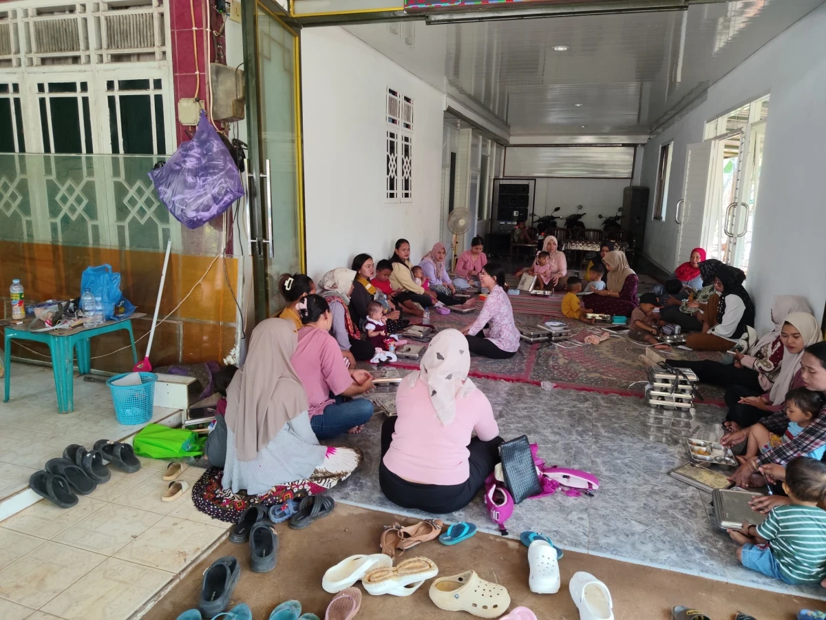 Makan MBG bersama ibu hamil dan Balita ,titik 1 gabungan antara RW 1 & 2 Desa Tubanan