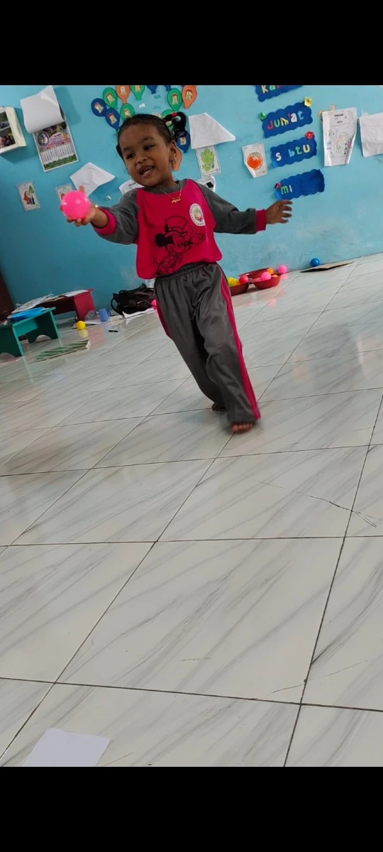 Anak disuruh mengambio bola warna ping