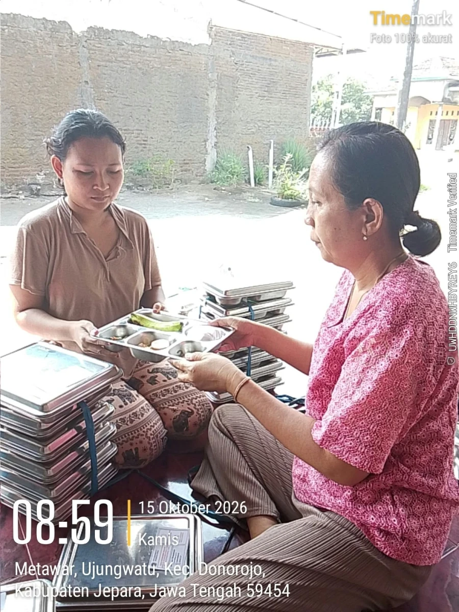 TP.PKK DESA DAMPINGI PENDISTRIBUSIAN MBG DI POS 01 RW 01 METAWAR