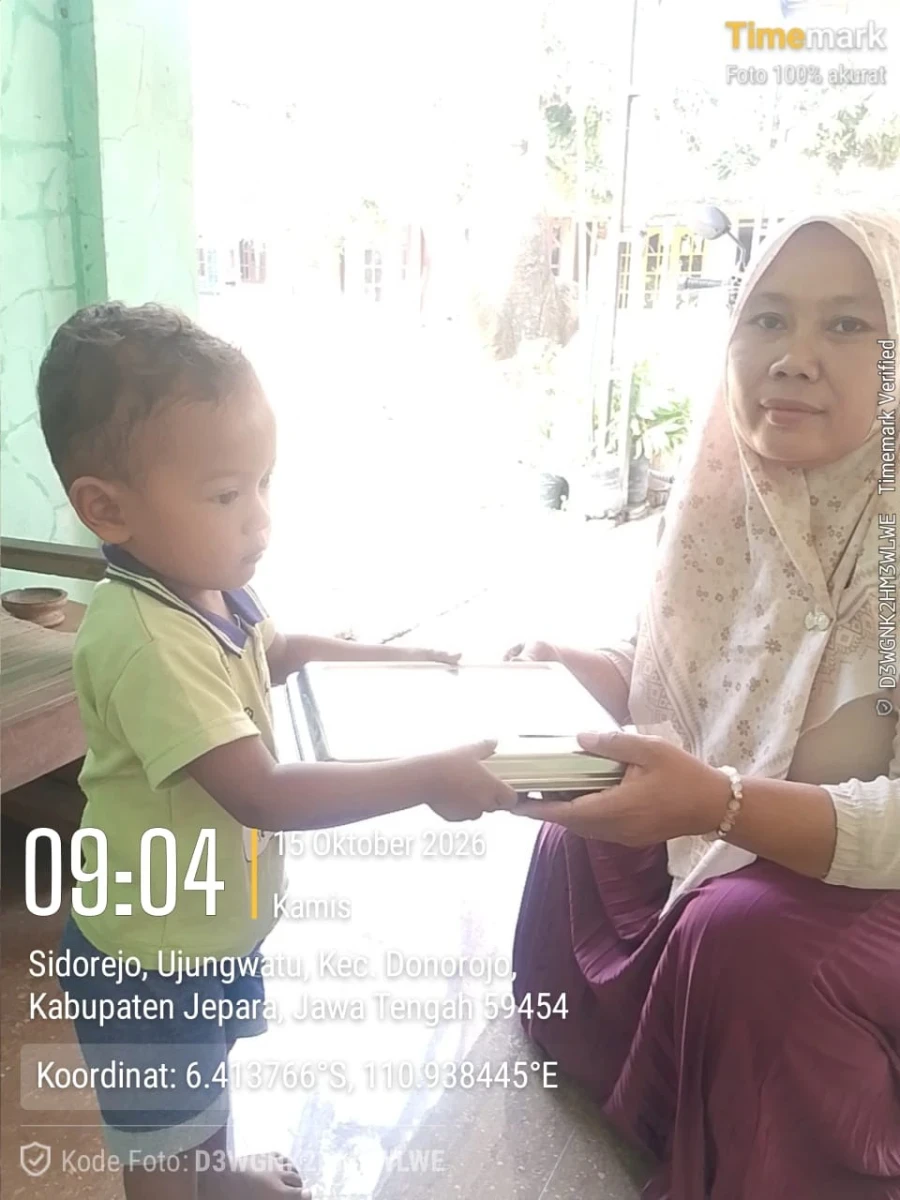 TP.PKK DESA DAMPINGI PENDISTRIBUSIAN MBG DI POS 02 RW 02 SIDOREJO