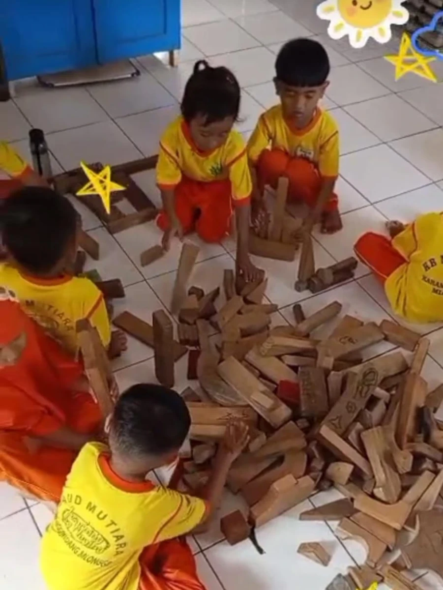 Belajar Mengenal Bentuk Bangun dengan Balok Kayu, Anak-Anak KB Mutiara Karanggondang Belajar Sambil Bermain