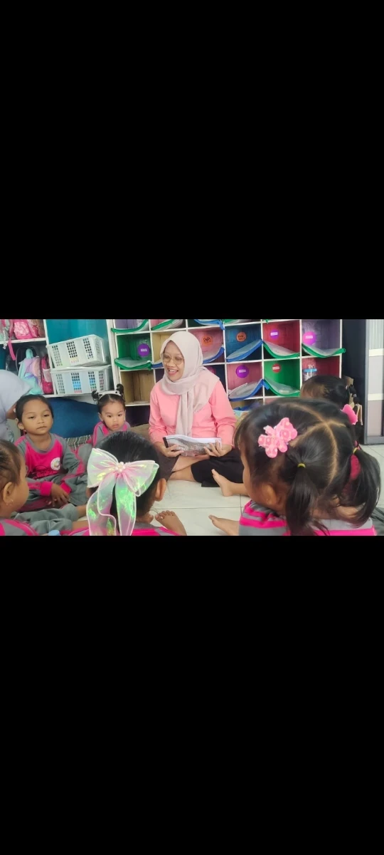 Membacakan buku cerita 