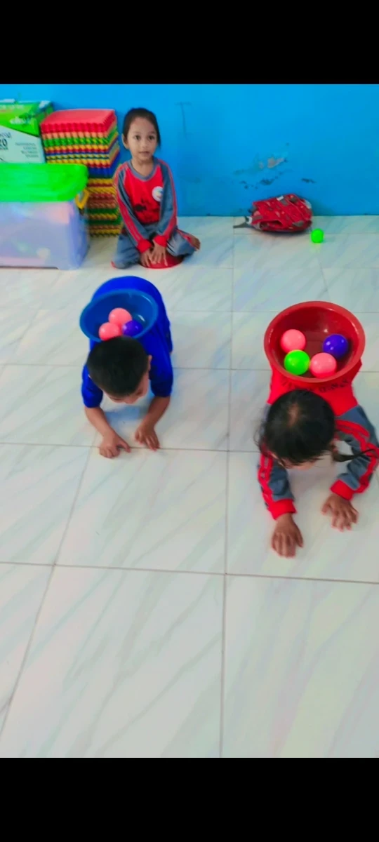 Membawa bola diatas punggung 