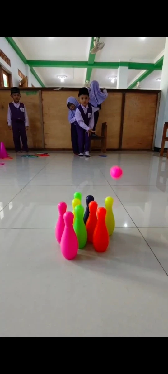 Kegiatan olahraga bowling