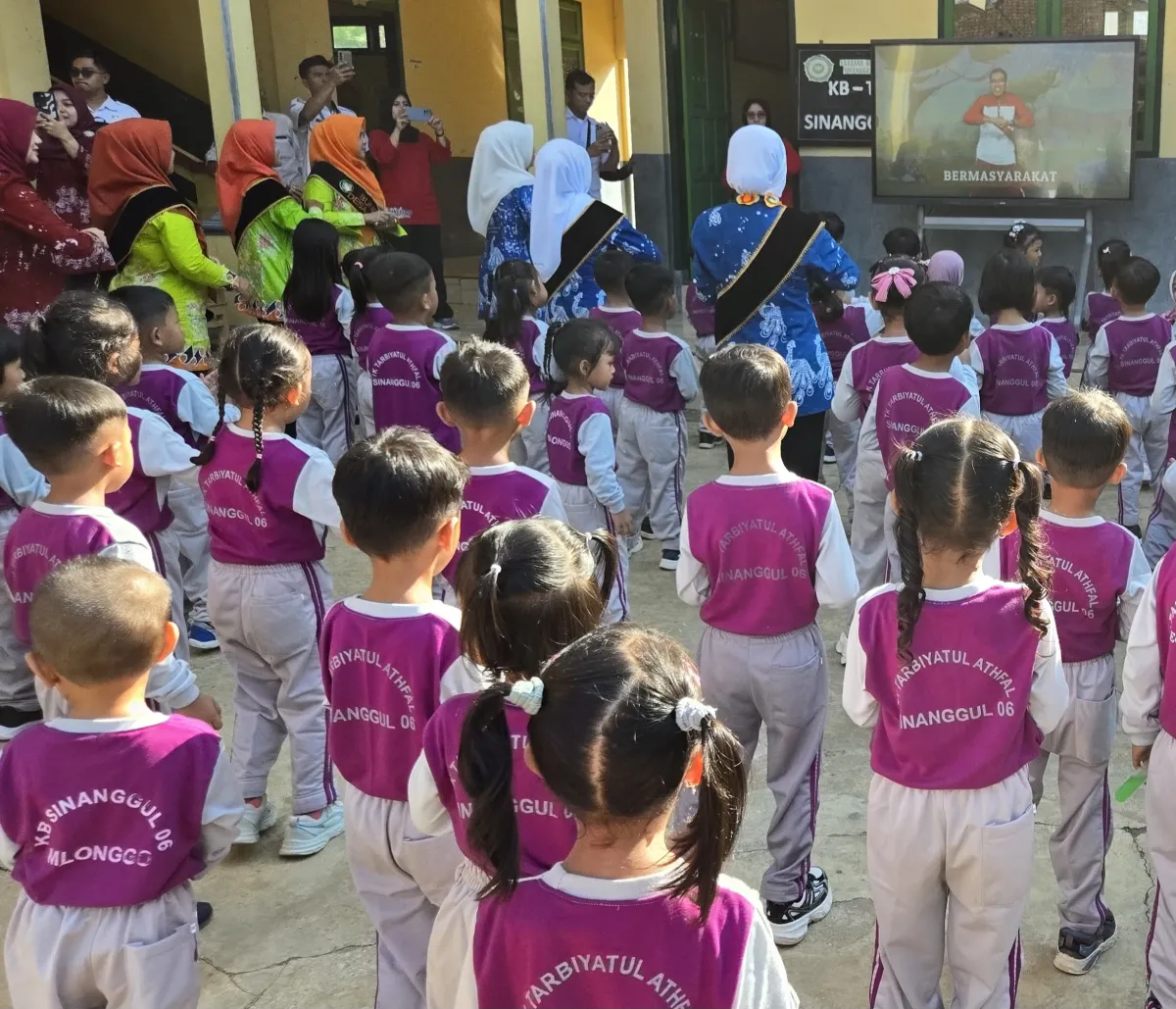 Bunda PAUD Desa Karanggondang Bersama KB/TK Tarbiyatul Athfal 06 Desa Sinanggul Gelar Senam 7 Kebiasaan Anak Indonesia Hebat