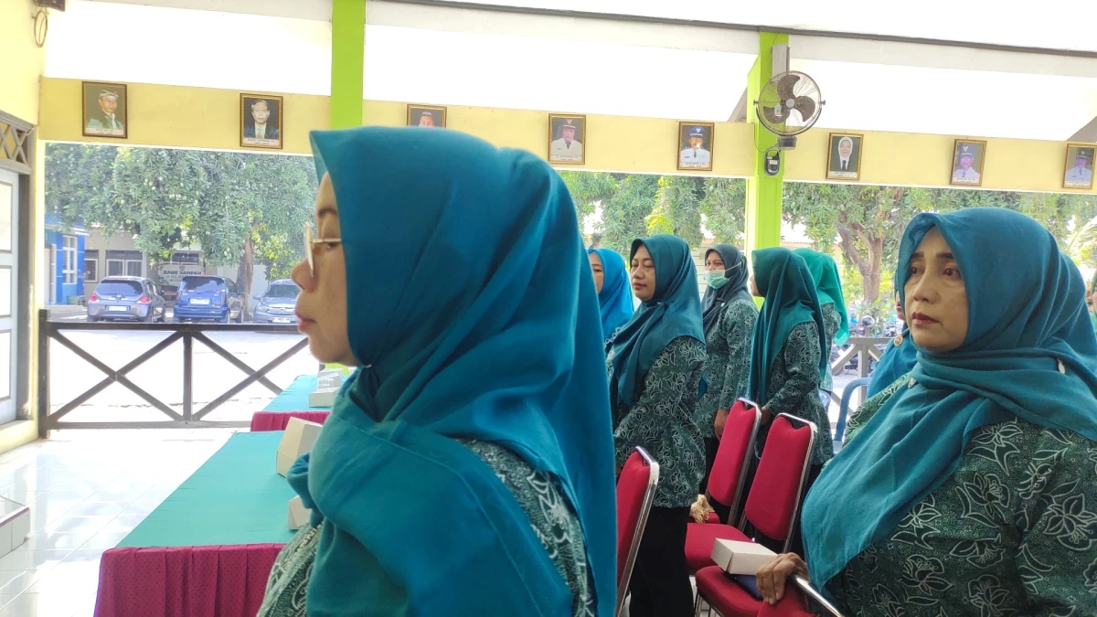 Menyanyikan mars PKK dan mars Jepara 