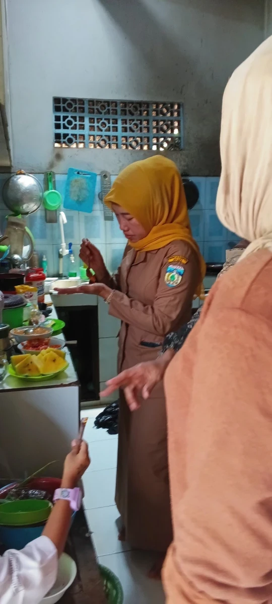 KETUA TP PKK KECAMATAN PAKIS AJI Pendampingan Pembuatan Masakan Lomba Ikan yang Diwakili Desa Kawak